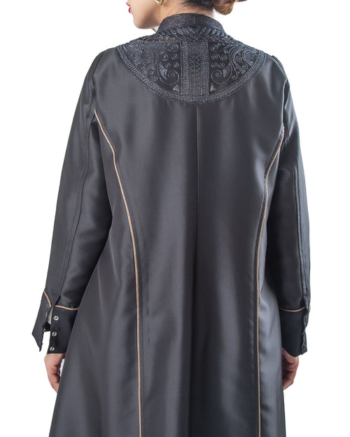 COAT IN SATIN WITH EMBRO