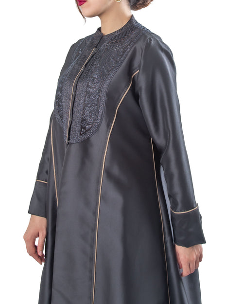 COAT IN SATIN WITH EMBRO